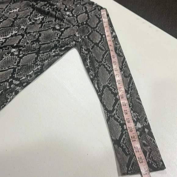 Badgley Mischka Gray and Black snake skin printFitted Blouse - Picture 6 of 8